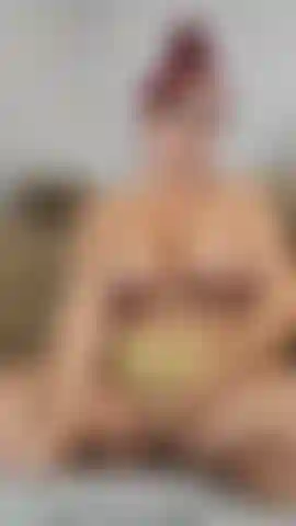 Guardami mentre vengo in un paio di mutandine! Li ho bagnati belli e succosi con i miei succhi cremosi di figa incinta! ( Audio!) 20 Incinta di settimane!