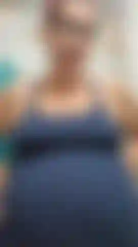 Sto trasformando tom nella mia puttana amante del cazzo! Mi metto il mio strapon più grande e lo faccio mettere in ginocchio e lo succhio come un bravo ragazzo, poi lo ricompenso scopandolo nel culo - poi gli lascio accarezzare il suo cazzo e venirmi sulla pancia incinta! 38 Settimane.