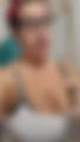 Metto in mostra la mia pancia incinta di 22 settimane e mi spoglio completamente nuda con una visuale completa dalla testa ai piedi! Mi ungo le tette e la pancia e poi ti appendo le tette incinte direttamente in faccia! Alcune tette che rimbalzano (ascolta come applaudono forte!) Audio!