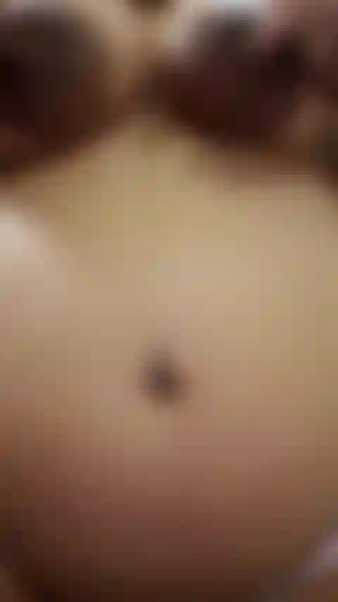 Tonnellate di bavaglio e viste ravvicinate della bocca di me che sono una ragazza sporca, una delle mie cose preferite da fare! Se ami le ragazze disordinate e sputi, questo video è per te! 28 Incinta da settimane - audio!