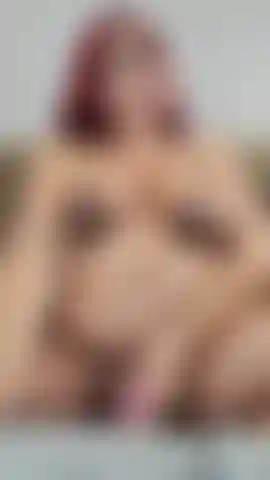 Era da tanto tempo che non usavo il mio vibratore viola! Lo uso di nuovo per la prima volta dopo tanto tempo! Faccio vibrare la mia figa e vengo davvero forte e in modo imbarazzantemente veloce! Ottima vista della mia pancia/tette incinte e ovviamente della mia faccia in questo! 35 Settimane!