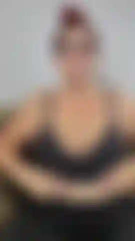 La sensuale leccata e succhiata dei capezzoli si trasforma in un bel pompino bavoso con sputi su tutto il corpo e sulle tette, per poi chiederti di coprirmi le tette con un grosso carico di sperma alla fine! Audio!