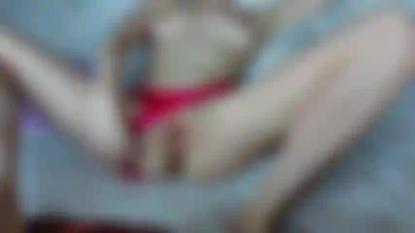 Un'adolescente tettona fatica a infilare un nuovo giocattolo nei suoi buchi stretti.