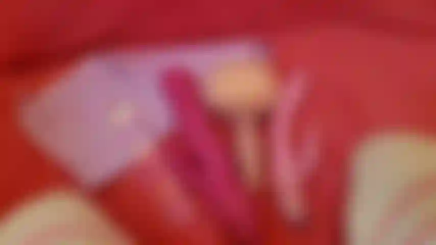 Una studentessa arrapata in calze gioca con tutti i suoi giocattoli anali!!