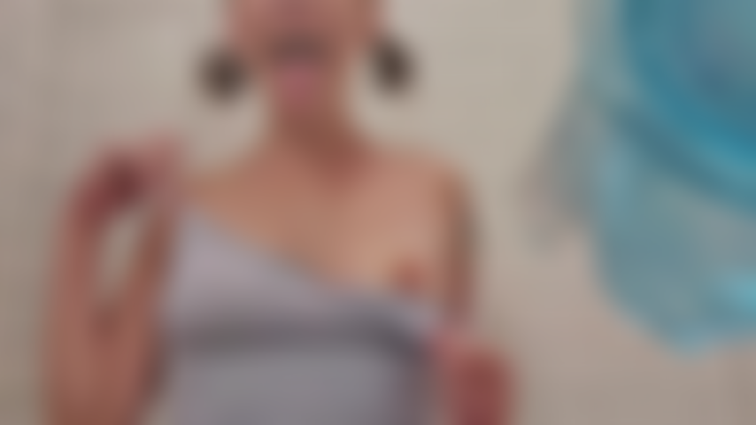 La bella cam mostra la lingua lunga in uno spettacolo