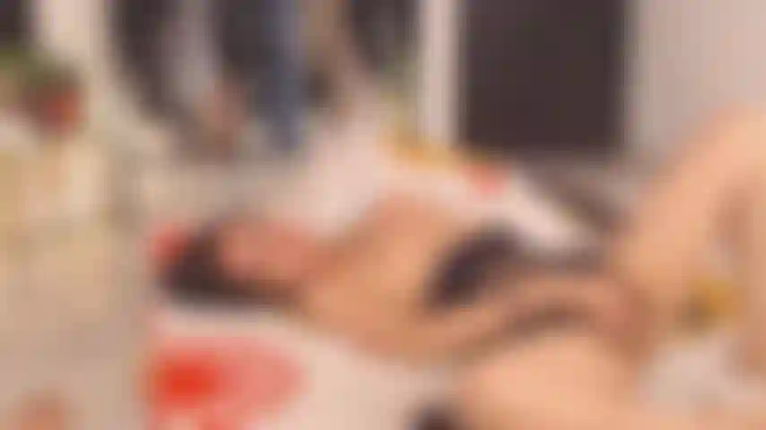 Che si masturba in modo sexy, umido e con le dita dentro.