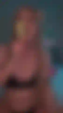 La ragazza gatto mangia un ghiacciolo!