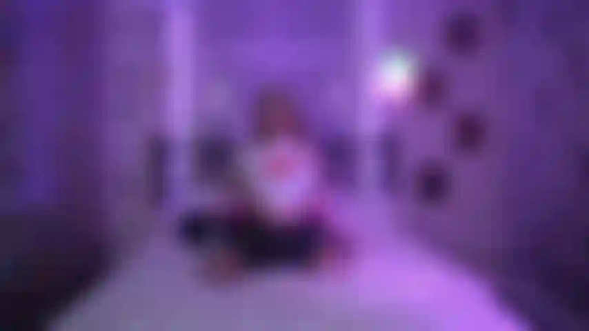 Spogliatevi con gioia e incoraggiamento/conto alla rovescia! ( Con la gamba leggermente aperta).