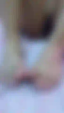 Mi masturbo il cazzo con i piedi.