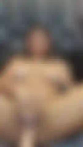 Con la figa pelosa, masturbazione e penetrazione con macchina.