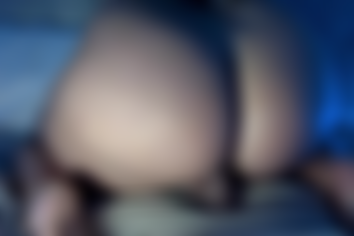 Una pawg che cavalca un dildo: gran bel culo, presa stretta, figa bagnata.