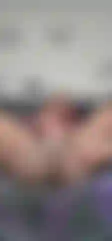 Giocattolo che lecca la figa e geme.