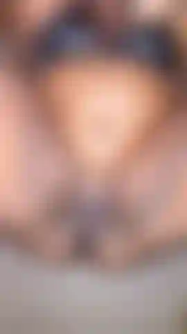 In piedi sopra il telefono mostrando la figa cremosa.