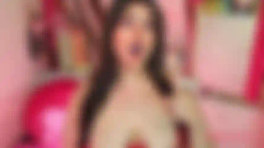 Con le tette grosse e fumo.