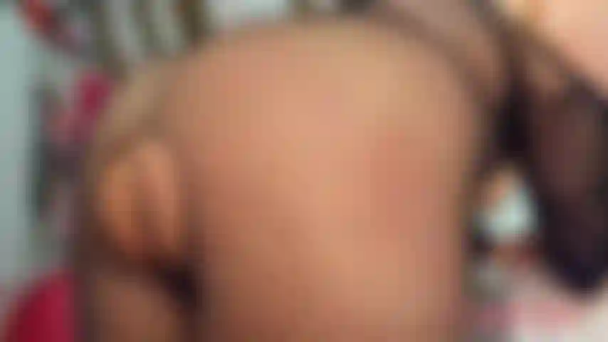 Provocante con una tuta a rete e adorazione del culo.