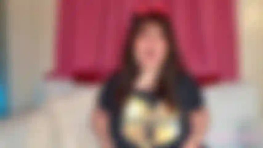 Bbw passa il filo interdentale e gioca con la pancia.