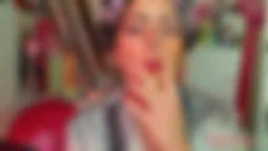 Una matrigna che fuma e usa i bigodini.