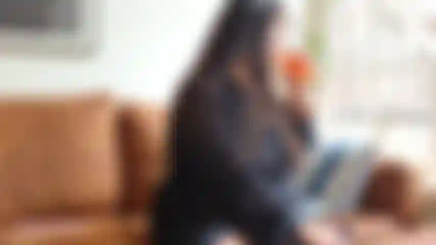 Fumo e accarezzo la mia figa pelosa vicino a una finestra aperta.