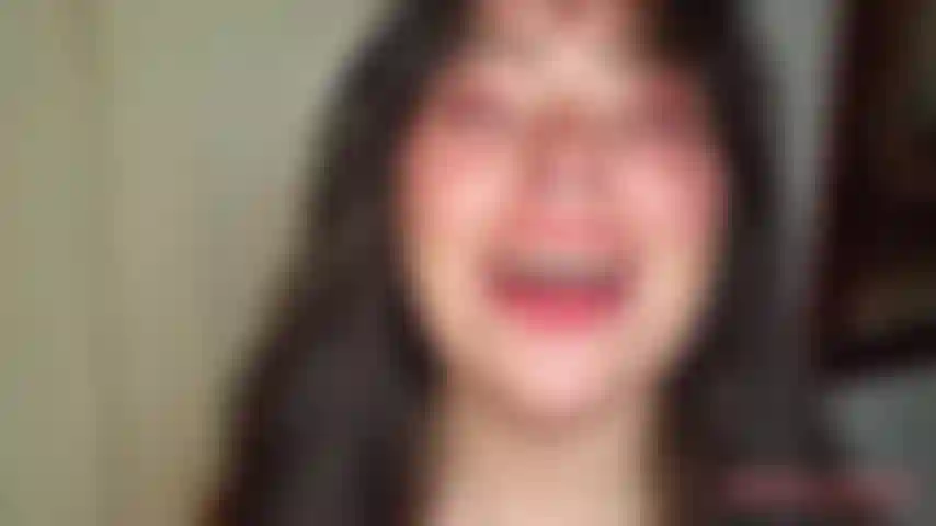 Mostrando la mia lunga lingua carnosa.