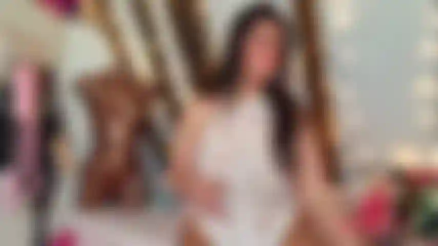 La sposa nervosa di bbw fuma una sigaretta.