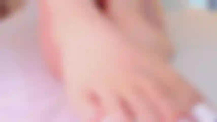 Apri la tua dannata bocca perversa e succhia ogni centimetro dei miei dolci piedi.