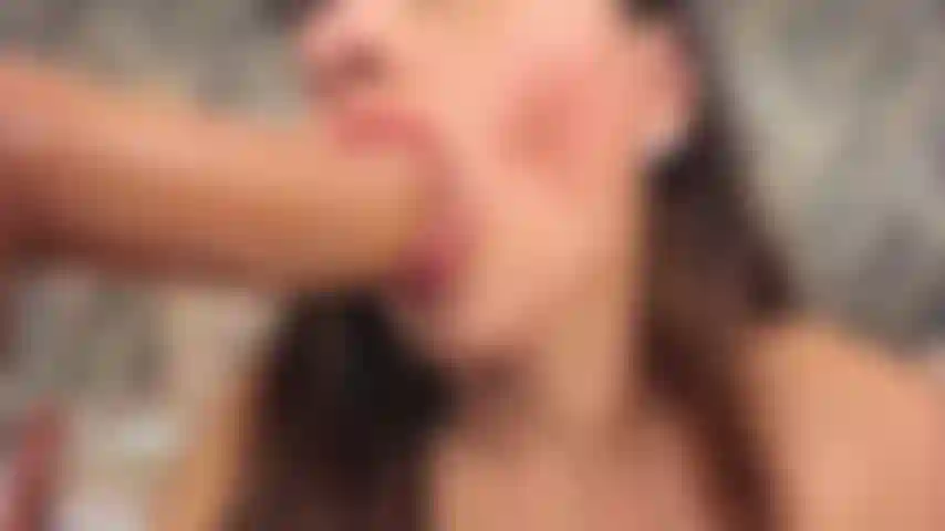 La mia faccia da stronza è puntata su di te mentre succhio il tuo cazzo duro ed esplosivo. Lasciati andare e riempi la mia bocca di latte.