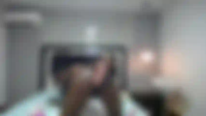 Che si masturba con il suo dildo più grande.