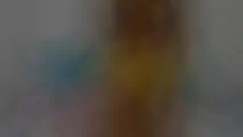 Sexy nuda, con la saliva sul culo.