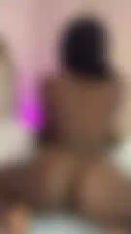 Scuoto il culo completamente nuda.