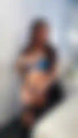 Masturbo la fica bagnata.