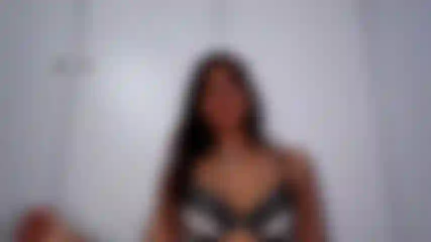 La figa gioca con il plug anale.