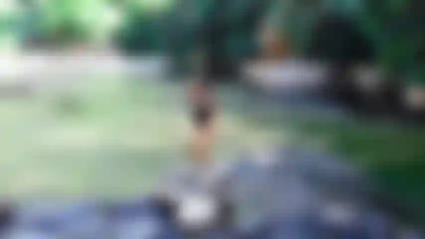 Nudo in pubblico che prende in giro nel fiume.