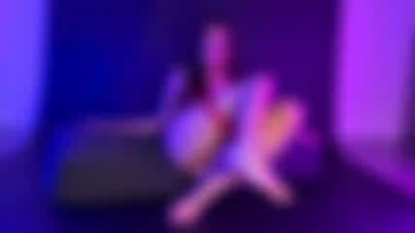 Mi masturbo con la figa molto bagnata.