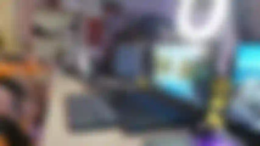 La segretaria teenager sbatte un enorme dildo nero di cavallo nel suo culo oleoso.