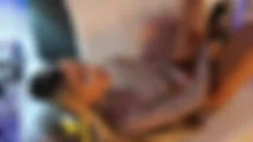 Clara gioca con un dildo profondo a cavallo 4k.