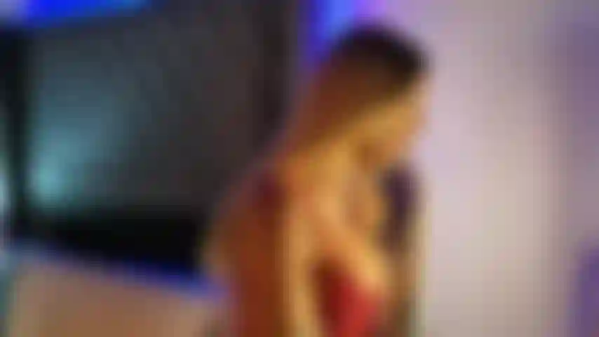 Modella in webcam succhia un grosso cazzo di cavallo durante la penetrazione anale di un grosso cazzo di cane.