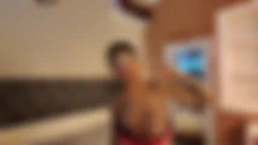 L'oro bonus mostra un enorme sperma sul viso.