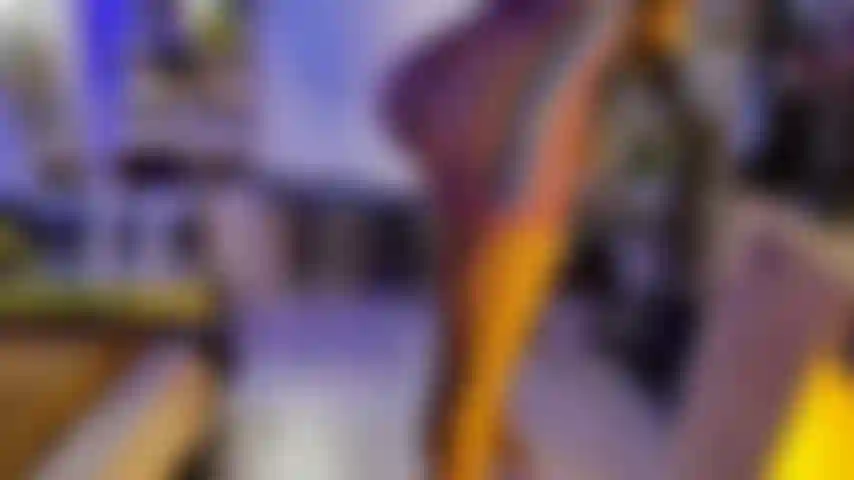 La mia ragazza stava passando l'aspirapolvere ed è finita con un grosso cazzo di cavallo nel culo.