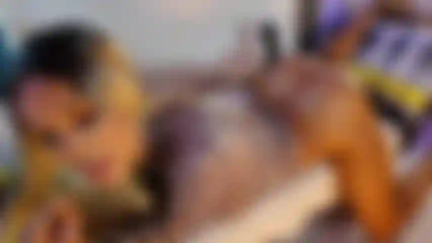 La sorellastra adora farsi inculare un dildo profondo. Troia.