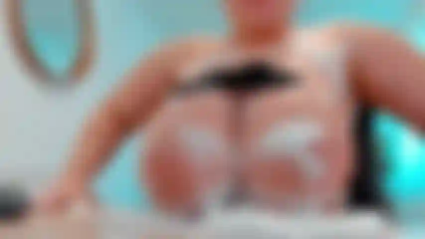 Posso rompere il tavolo con le mie tette????