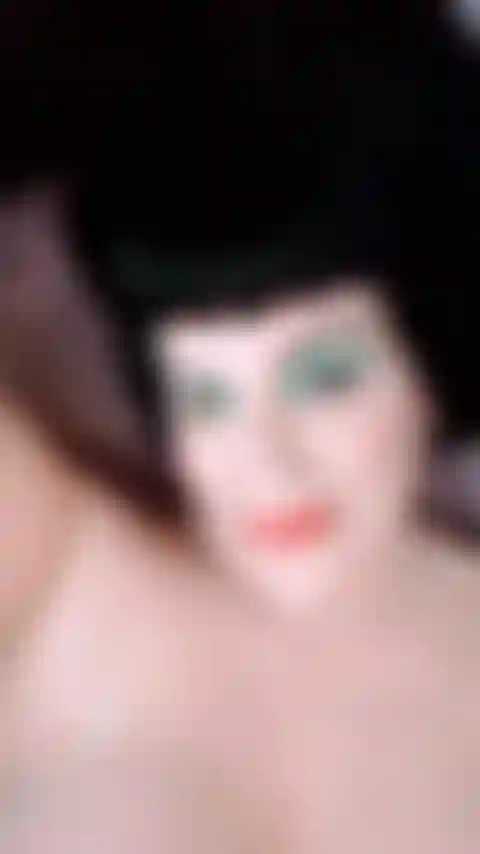 Con grandi tette rimbalzanti e olio bollente.