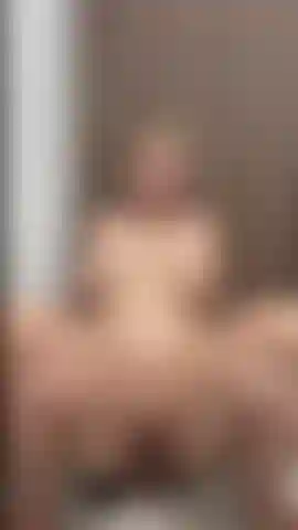 Chiacchiere sporche e giro con il dildo.