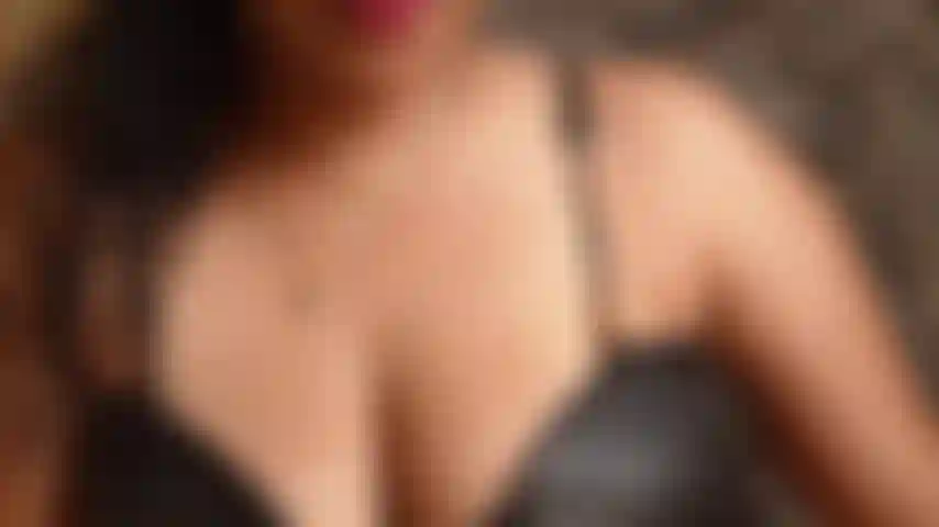 Sono una latina con una carnagione abbronzata, capelli ricci e curve generose che parlano da sole. 🔥 Ho un corpo voluttuoso, seni grandi e un fondoschiena che sa decisamente come far girare la testa. Adoro mostrare il mio lato audace, giocare con il contatto visivo ed essere una tentatrice finché non è impossibile smettere di pensare a me.