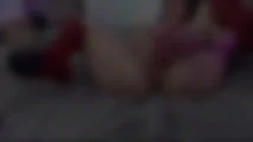 Introdurre il mio dildo nella mia figa mi fa sentire così bagnata.