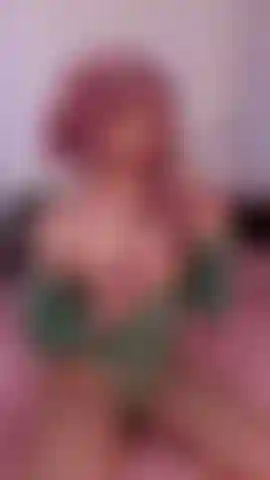 Una ragazza elfica che scopa con un vibratore e spruzzi.