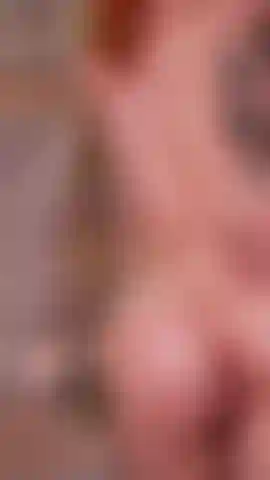 La doccia stuzzica la masturbazione della figa nuda.