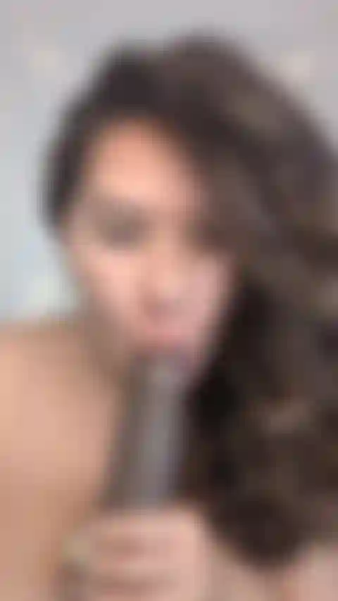 Un pompino con un dildo nero