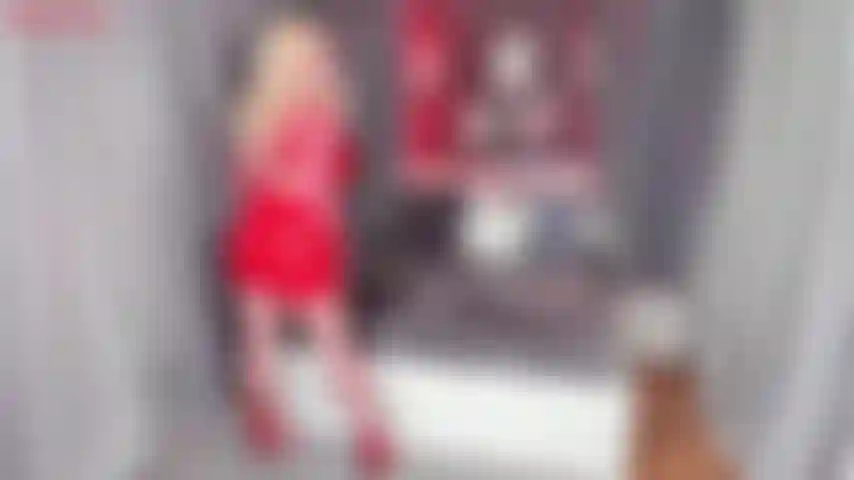 Rossa che cavalca una grossa cagna.