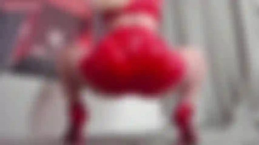 Rossa che cavalca una grossa roulotte da cagna.