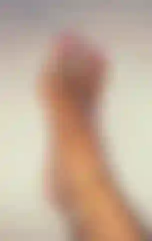 Vista ravvicinata delle mie dita dei piedi perfettamente curate con la pedicure. Questa volta ne vedi solo 5. Regalami una pedicure e vedrai tutte e 10 per 5 minuti.